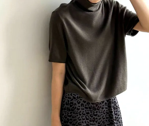 Stylish and Minimalist Women's T-Shirt, Comfortable and Breathable for Everyday Wear