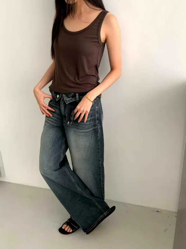 Áo tank màu nâu phong cách tối giản, hoàn hảo khi kết hợp với quần jeans