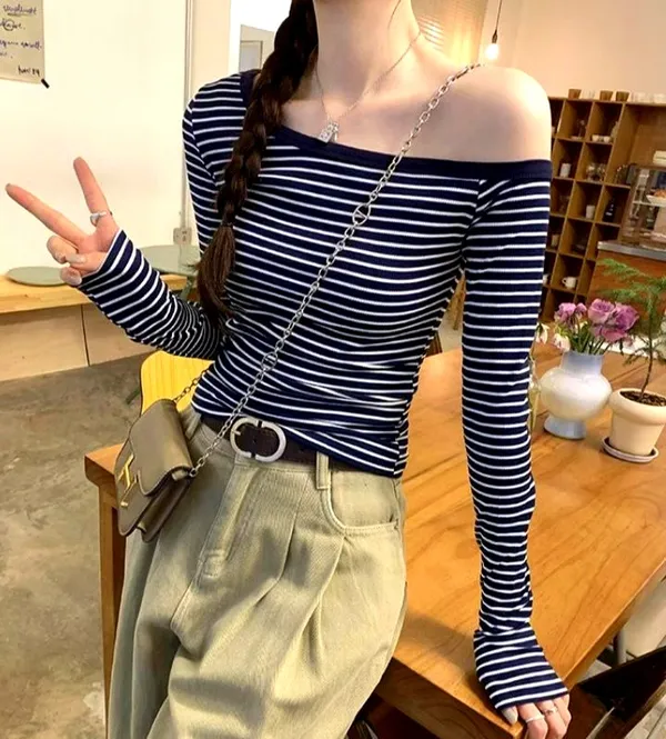 Atasan Off-Shoulder Bergaris Bergaya untuk Menonjolkan Pesona Elegan Anda