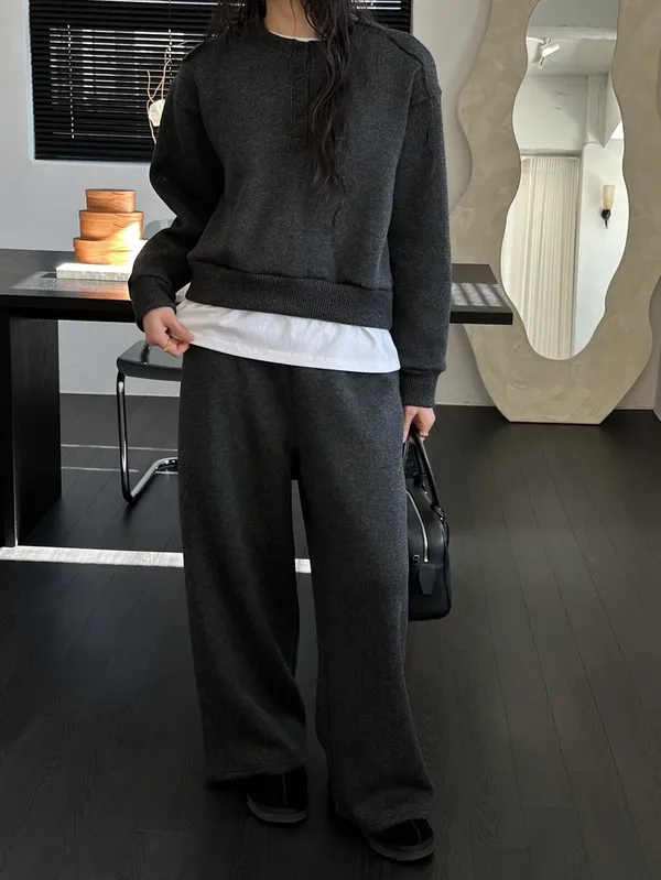 Stylish and Minimalist Women's Outfit Set for Casual Comfort