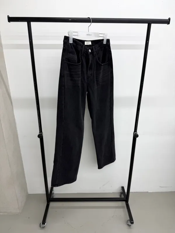 Stylish Black High-Waisted Straight Leg Jeans - A Wardrobe Essential
