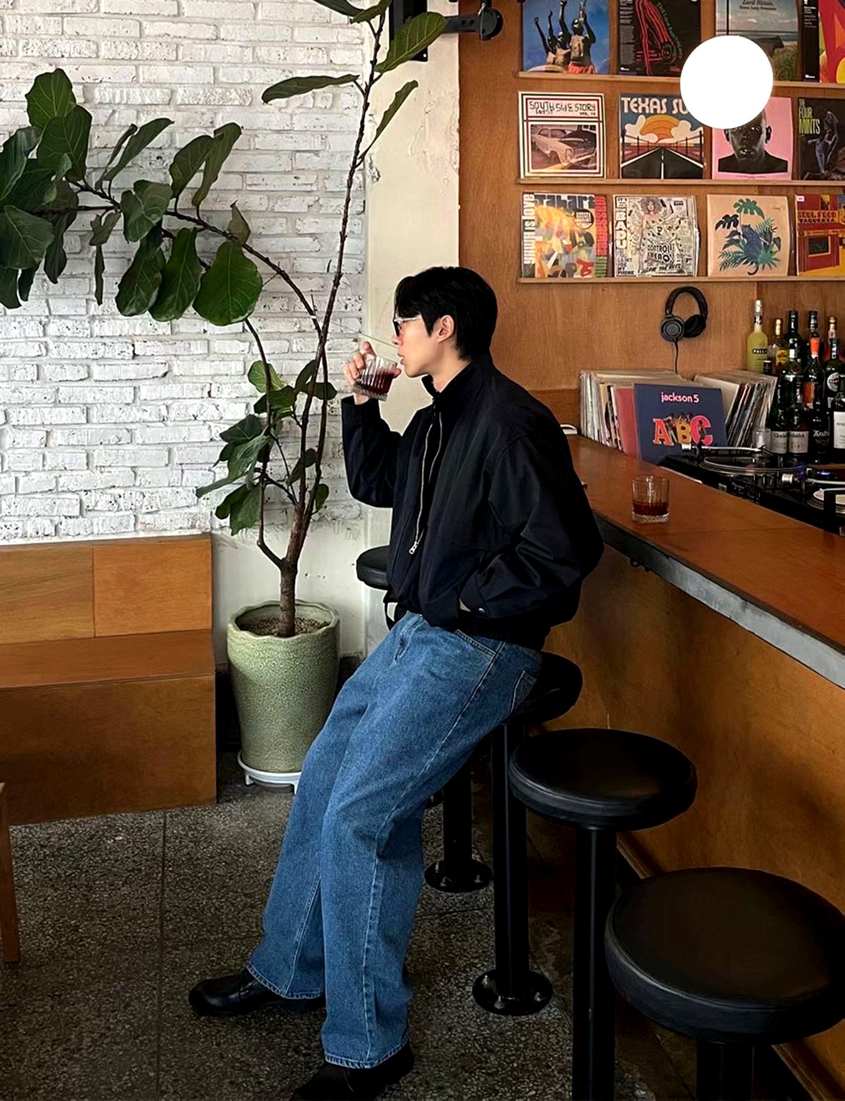 스타일리시한 캐주얼 남성 상의, 편안하고 다양한 스타일로 데일리 착용에 적합