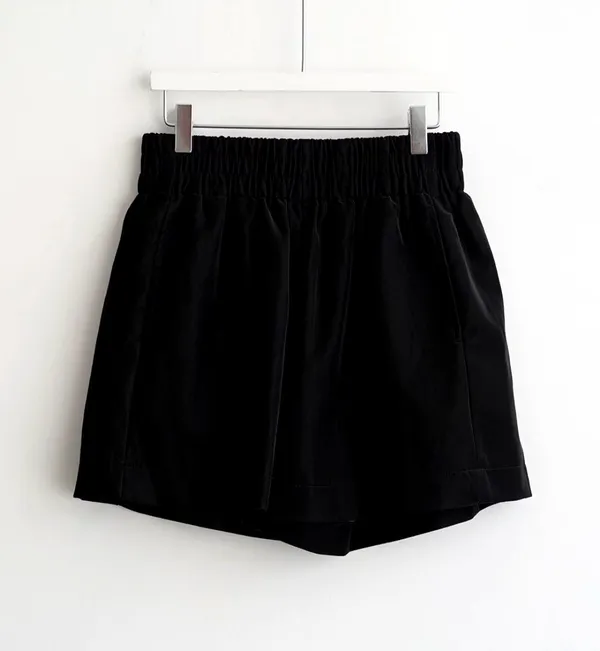 Stylish Versatile Black Shorts for a Fresh Summer Look