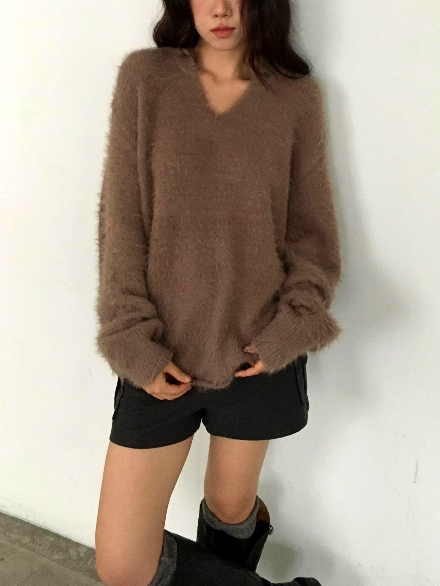 부드럽고 편안한 V넥 스웨터, 가을 겨울 스타일에 완벽하게 어울려요