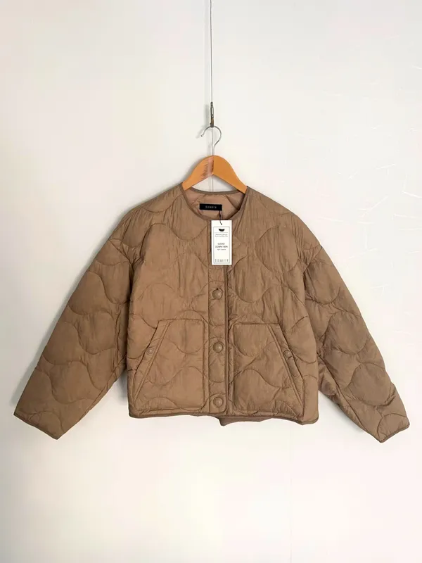 時尚簡約女裝羽絨服，保暖舒適，輕盈設計