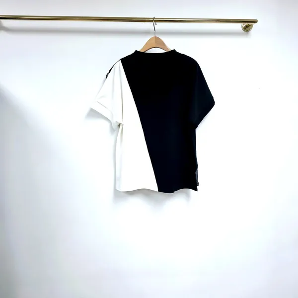Stylish Black T-Shirt with Wavy Hem - Elegant and Comfortable