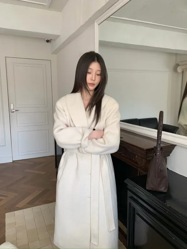 Elegant and Minimalist Women's Coat - Warm and Comfortable, Perfect for Autumn and Winter