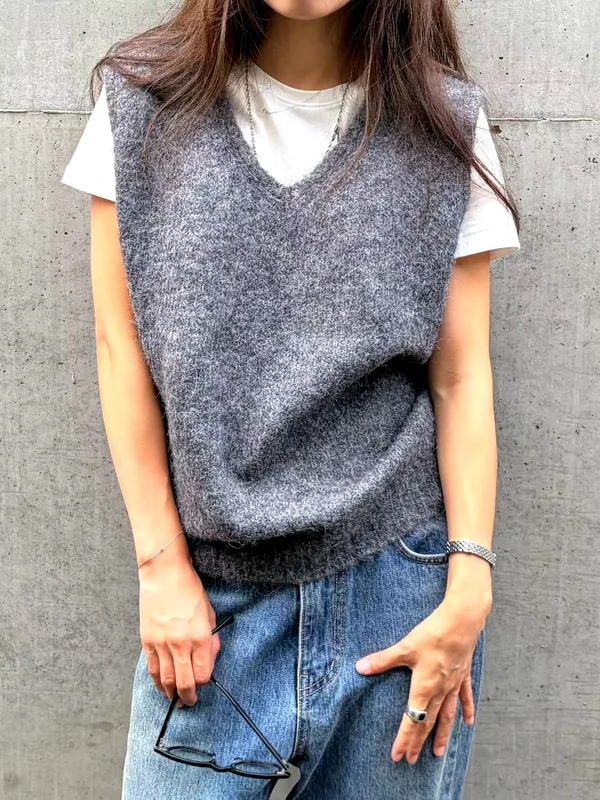 Soft and Comfortable Women's V-Neck Top, Perfect for Fall and Winter
