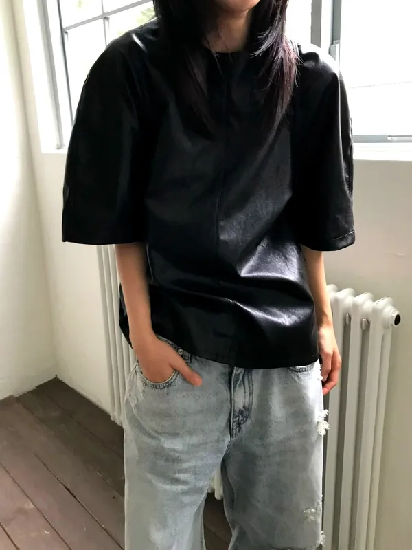 スタイリッシュなミニマリストの黒Tシャツ、快適で万能