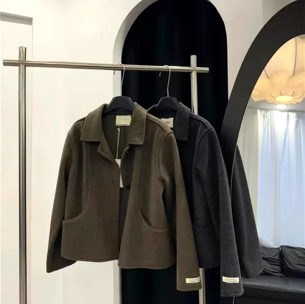 Stylish Women's Coat with Elegant and Minimalist Design