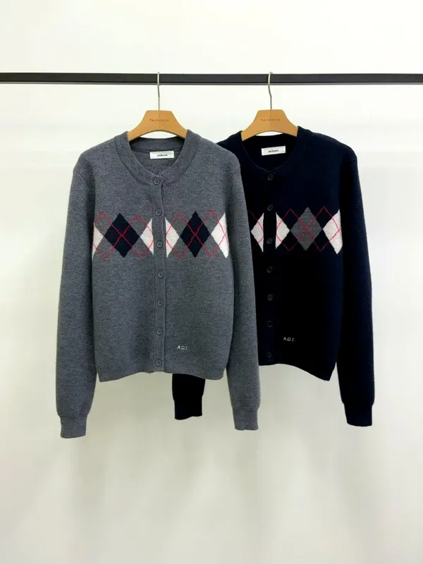 Elegant and Stylish Women's Cardigan with Classic Diamond Pattern