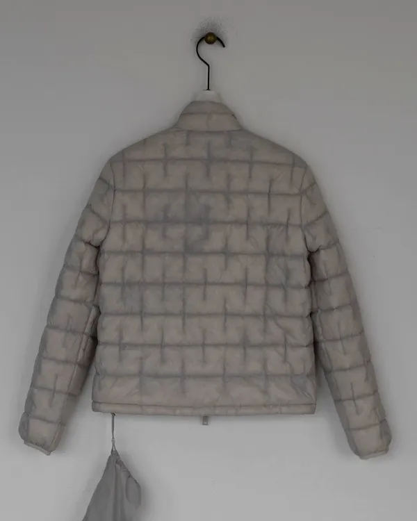 時尚輕盈羽絨服，溫暖又舒適