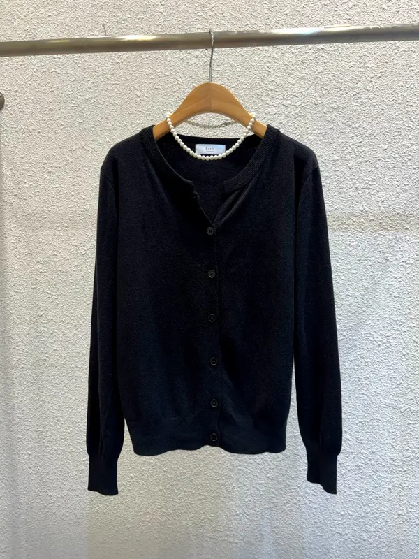 Comfortable and Versatile Women's Top for Autumn and Winter