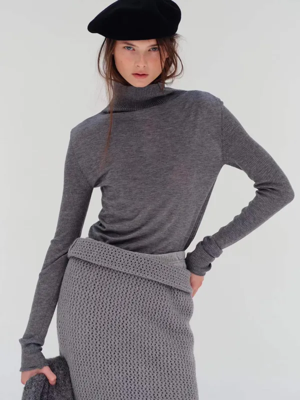 スタイリッシュでミニマリストな女性用ハイネックTシャツ、快適で多用途