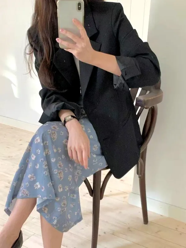 Stylish and Minimalist Women's Jacket, A Must-Have for Elegance