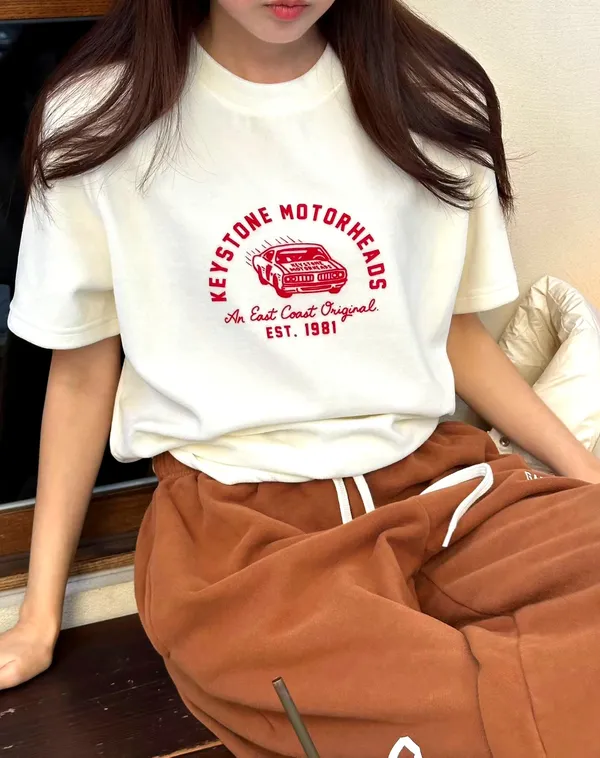 經典印花女裝T恤，舒適休閒風