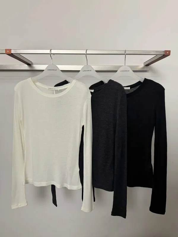 シンプルでスタイリッシュな女性用Tシャツ、快適で合わせやすいデザイン