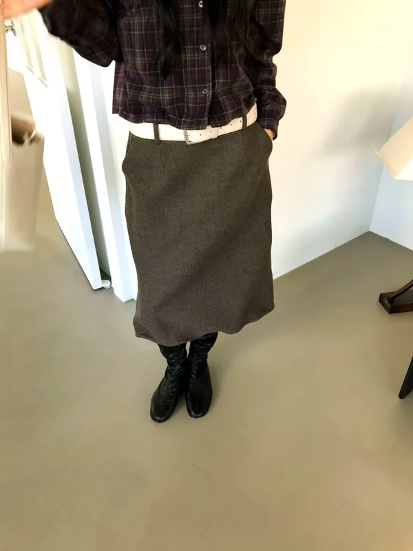Elegant Midi Skirt to Showcase Your Feminine Charm