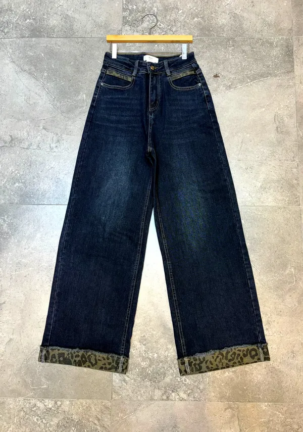 Fashionable Loose Fit Jeans with Leopard Print Cuffs