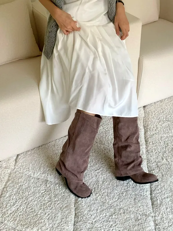 Stylish Women's Boots - Elegant and Comfortable, Perfect for Skirts