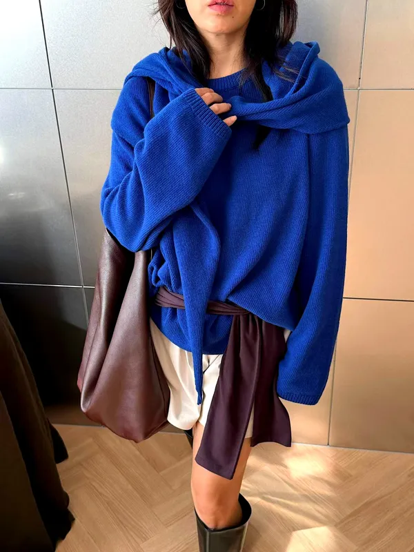 Elegant Blue Knit Sweater - A Fashionable Women's Accessory scarf