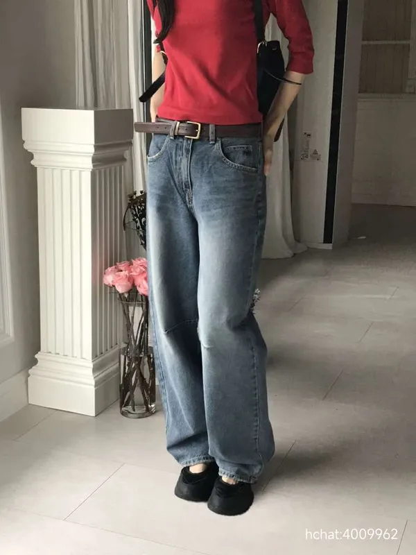 Fashionable Loose Fit Denim Jeans - Comfortable and Versatile