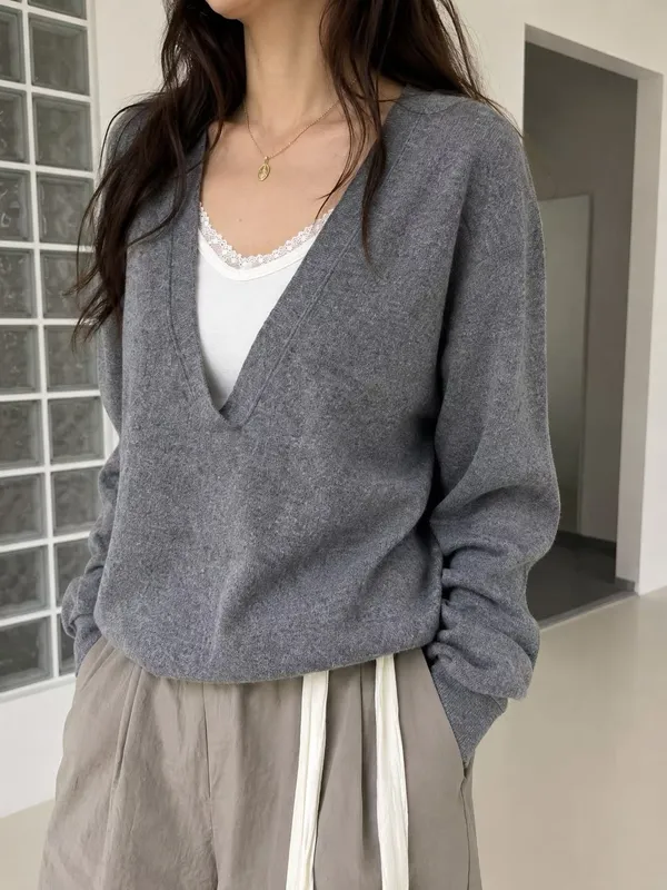 Stylish and Minimalist Women's Knitted Sweater with Comfortable V-Neck Design