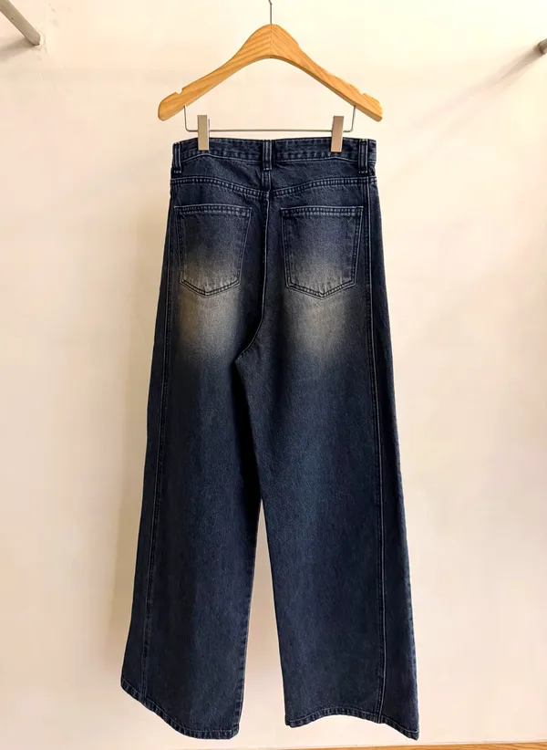 Trendy Loose-Fit Jeans for a Comfortable Casual Look