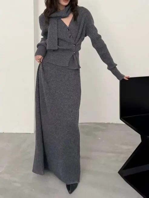 Elegant Gray Women's Outfit Set with Stylish Knit Design