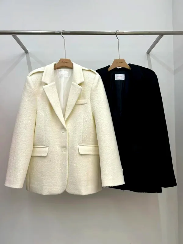 Elegant Women's Jacket - Fashionable and Versatile