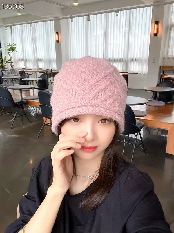 Fashionable Women's Knitted Hat - Warm and Comfortable, A Must-Have for Autumn and Winter