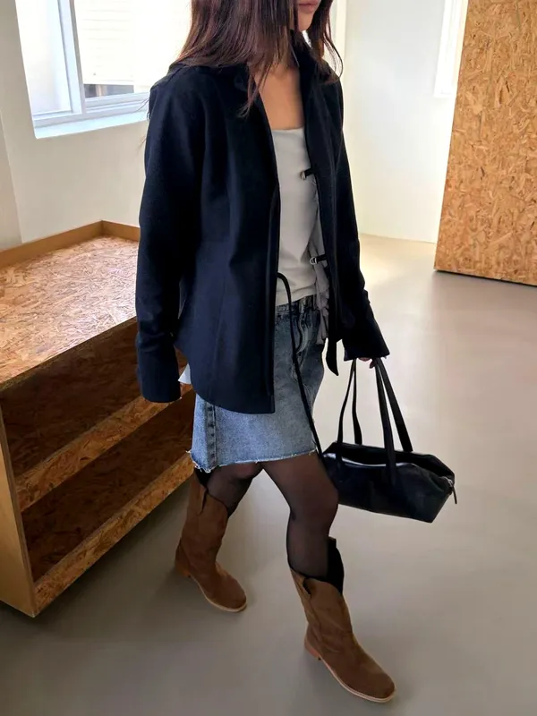 Stylish and Minimalist Women's Jacket, Perfect for Any Style