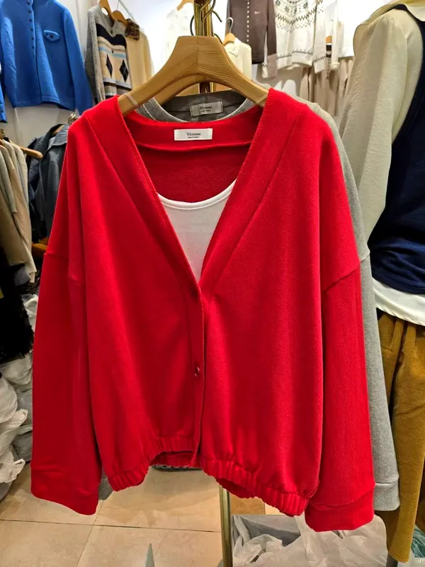 Áo hoodie đỏ thời trang, phong cách thoải mái