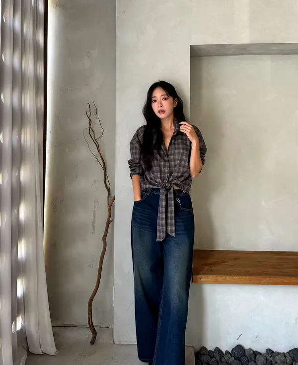 Fashionable Plaid Women's Shirt - Elegant Casual Style