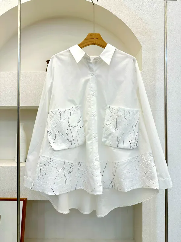 เสื้อเชิ้ตสีขาวสไตล์มินิมอลพร้อมดีไซน์กระเป๋าโดดเด่น