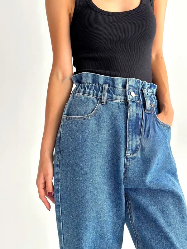 Fashionable High-Waisted Jeans for a Comfortable Casual Look