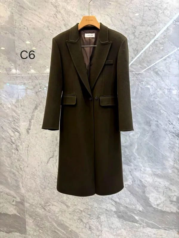 Elegant Women's Coat with Classic Lapel Design