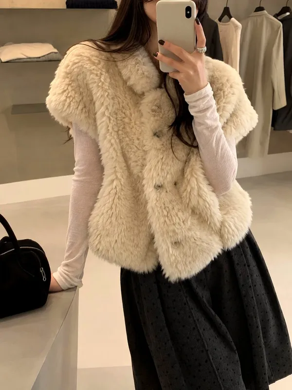 Fashion women's outerwear vest, warm and comfortable, versatile style.