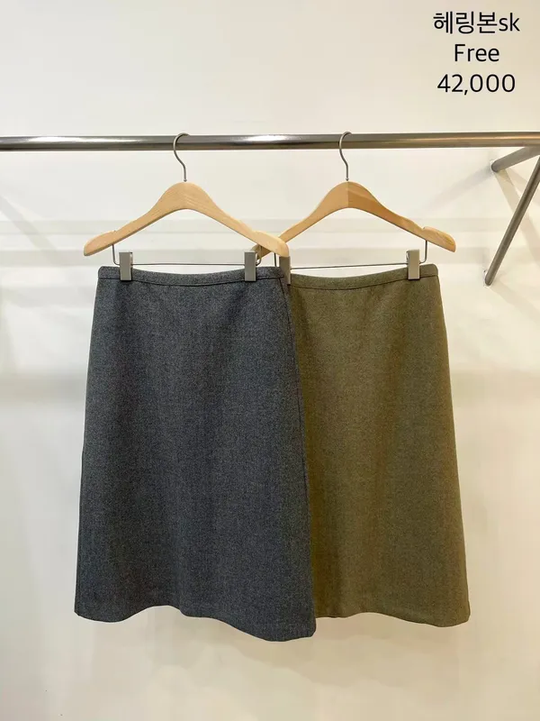 Classic Minimalist Women's Dress, Elegant Style for Various Occasions