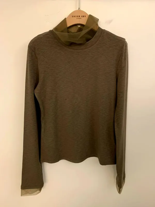 Stylish and Minimalist Women's Top for a Comfortable Casual Look