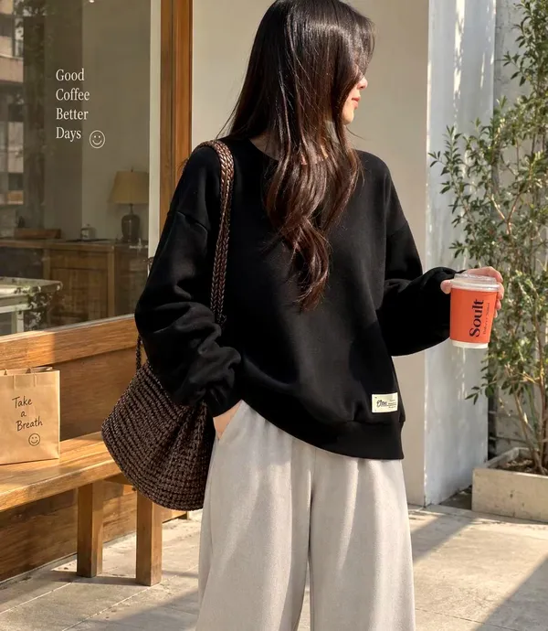 Stylish and Minimalist Black Long Sleeve T-Shirt, Comfortable and Versatile