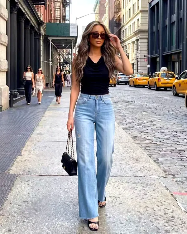 Stylish High-Waisted Loose Fit Jeans for an Elegant Look