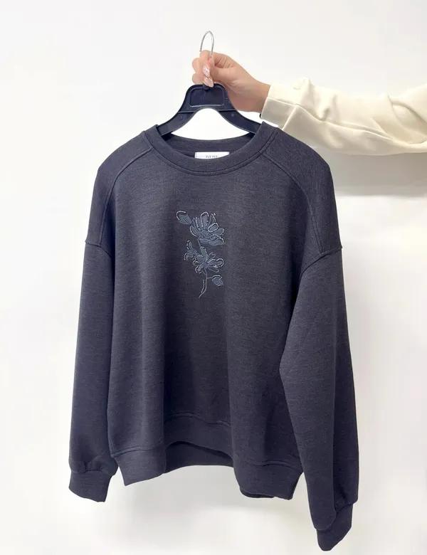 刺繡花朵設計女裝衛衣，舒適休閒風