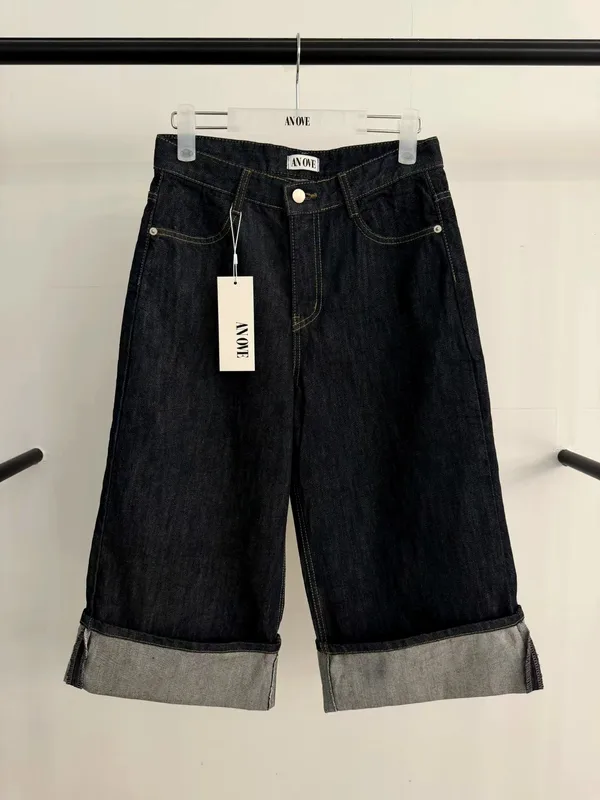 Fashion High-Waisted Jeans, Comfortable and Versatile, Showcasing Elegant Charm