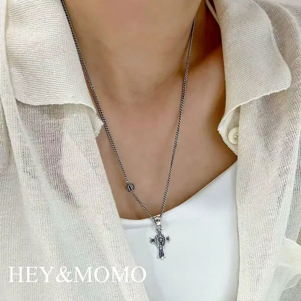Stylish Silver Cross Necklace - Elegant Women's Accessory Necklace