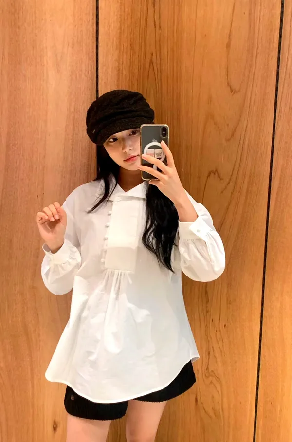 เสื้อเชิ้ตสีขาวแฟชั่นที่เข้ากันได้ทุกชุด ความสง่างามที่เห็นได้ชัด