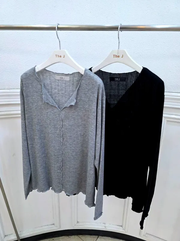 Stylish and Minimalist Women's Top, Comfortable and Breathable Long Sleeve T-Shirt