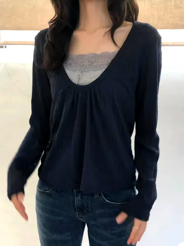 Stylish and Minimalist Women's Top - Comfortable and Versatile Long Sleeve T-Shirt