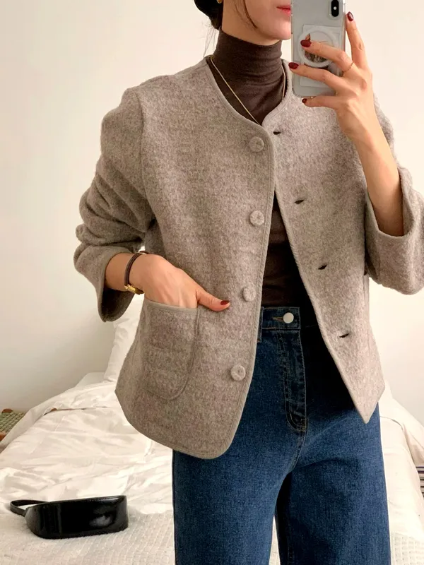 Stylish and Minimalist Women's Coat, Comfortable Wool Blend