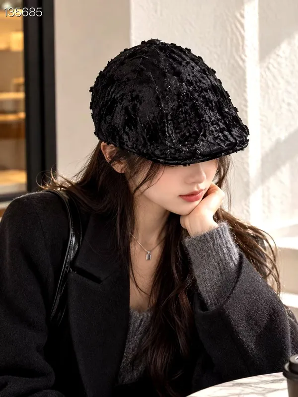 Stylish Black Women's Hat - The Perfect Blend of Elegance and Individuality